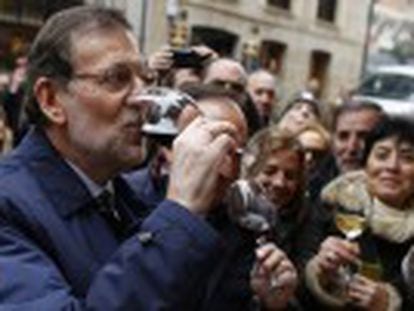 El candidat popular eludeix comentar el debat en un míting i altres dirigents qüestionen la “supèrbia”, falta de “talla” i de “saber estar” del rival socialista davant de la personalitat “educada” de Rajoy