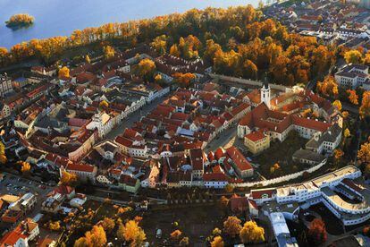 Esta localidad da nombre a la región de Třeboň, nueva Reserva de la Biosfera con más de 6.000 lagos, pequeñas islas, humedales, pantanos y turberas trufadas de fortalezas medievales y ciudades renacentistas. Turística y famosa por sus dos balnearios –Bertiny lázně y Aurora–, Třeboň cuenta con el tercer palacio más grande de su clase, tras los de Praga y Český Krumlov, y por su monumentalidad, de la que dan fe ejemplos como las puertas originales de entrada, el estanque Svět o su plaza Masarykovo.