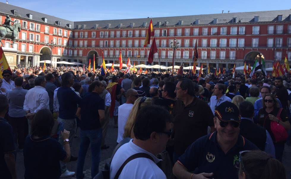 Legionarios durante la manifestación en la Plaza Mayor.