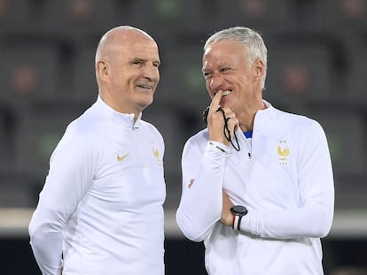 Didier Deschamps habla con su asistente Guy Stephan durante el entrenamiento de Francia previo a la final.