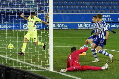 Luis Suárez se dispone a marcar el gol del triunfo del Atlético ante el Alavés en Mendizorroza tras un centro de João Félix en el último minuto. / César Manso (AFP)