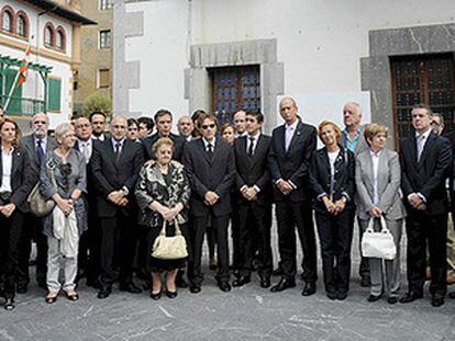 Ciudadanos y diversas autoridades han secundado los cinco minutos de silencio por la última vícitma de ETA celebrados en Arrigorriaga