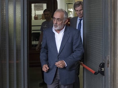 El exdirector de la extinta Fundación Andaluza Fondo Formación y Empleo (Faffe), Fernando Villén, a su salida del juzgado de Sevilla el pasado día 29 de septiembre.