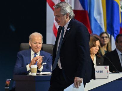 El presidente de Argentina, Alberto Fernández, antes de su intervención en la sesión plenaria de la Cumbre de las Américas, en Los Ángeles. En segundo plano, Joe Biden y Kamala Harris.