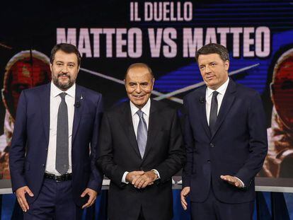 Salvini (izquierda) y Renzi, junto al presentador Bruno Vespa, antes del debate el martes.