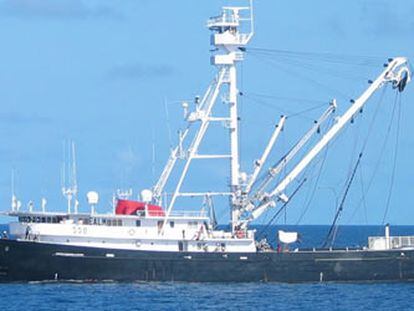 El <i>Albacora Cuatro,</i> buque apresado frente a las costas de Somalia en 2000, que faena actualmente en el océano Índico.