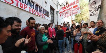 Concentración del 15-M contra un desahucio en Granada.