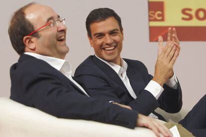 Miquel Iceta, junto a Pedro Sánchez, en el transcurso del encuentro mantenido hace dos semanas con dirigentes y cargos electos del PSC.