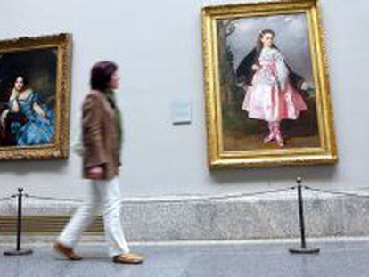Una visitante en una de las salas del Museo del Prado.