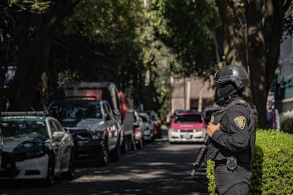 Un elemento de la policía resguarda la casa de Gómez Leyva.