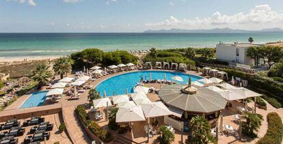 Piscina del hotel Palace de Muro en la playa de Alcudia (Mallorca)