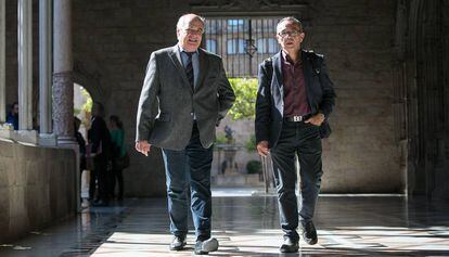 Lluís Rabell camina junto a Joan Coscubiela.