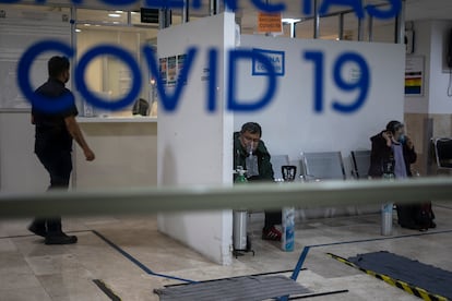Varias personas esperan en la sala de emergencias covid-19 del Hospital de los Venados en la Ciudad de México el 25 de diciembre de 2020.