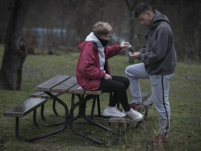 Dos adolescentes en un parque. 