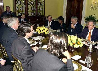 José María Aznar, entonces presidente del Gobierno, y George Bush, presidente de EE UU, en un almuerzo en 2001 tras su primera entrevista en la Casa Blanca.