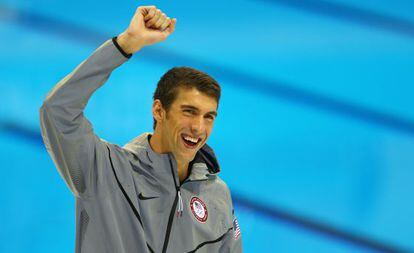 Michael Phelps celebra el oro en los 100 metros mariposa