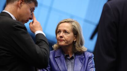 El vicepresidente de la Comisión Europea, Valdis Dombrovskis, habla con la vicepresidenta Nadia Calviño, en Luxemburgo.
