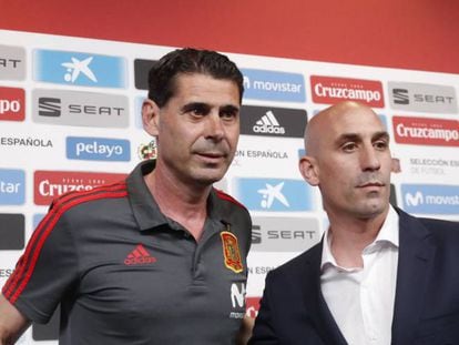 El presidente de la Real Federación Española de Fútbol, Luis Rubiales, posa junto al nuevo seleccionador español, Fernando Hierro. 