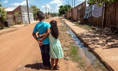 La niña con nombre de calle y el niño con nombre de futbolista en la periferia de Altamira, donde viven.