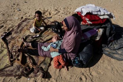 Una desplazada gazatí con sus hijos, este miércoles en Rafah.