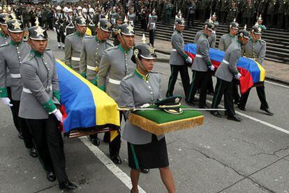 Ceremonia en Bogotá por los cuatro policías y militares asesinados el sábado por las FARC.