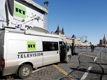 Un vehículo de la cadena de televisión RT en la Plaza Roja de Moscú.