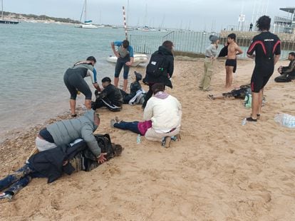 Inmigrantes atendidos en la playa al presentar síntomas de ahogamiento, este miércoles en Chiclana (Cádiz).
