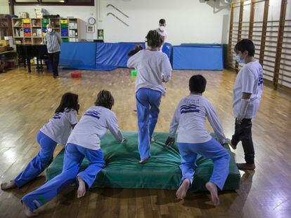 Actividades en el gimnasio de la Escola del Mar de Barcelona, este lunes.