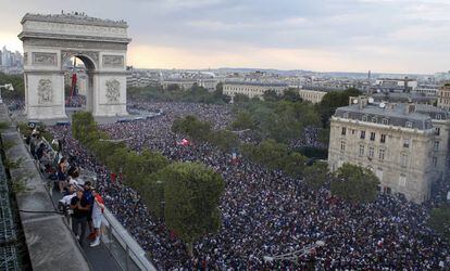 Miles de personas celebran la victoria de Francia en los alrededores del Arco del Triunfo en París.
