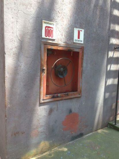 Esta imagen corresponde a los hidrantes, "cuyas mangueras no fueron renovadas pese a contar con instalaciones eléctricas bajo condiciones de alto riesgo", denunció la exdirectora del zoológico de Chapultepec. Tampoco hay un extintor.

