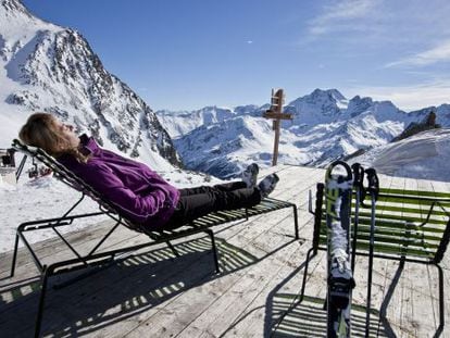 Una esquiadora descansa en el mirador Bella Vista en la zona de esquí de Val Senales (Italia).