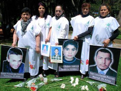 Un grupo de madres reclama justicia por sus hijos usados como 'falsos positivos' en Colombia.