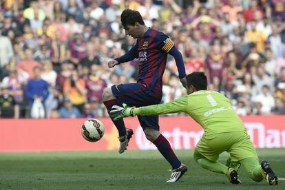Messi supera a Alves en el segundo gol