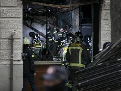 Los Bomberos de Barcelona trabajando en el interior del local donde se produjo la explosión.