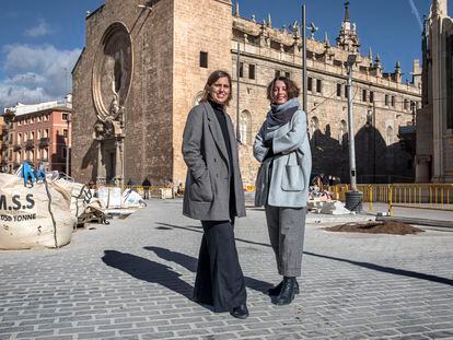 Las arquitectas autoras del proyecto Blanca Peñín, a la izquierda, y Elisabet Quintana en la plaza Ciudad de Brujas, ya peatonalizada, que se abrirá antes de Navidad