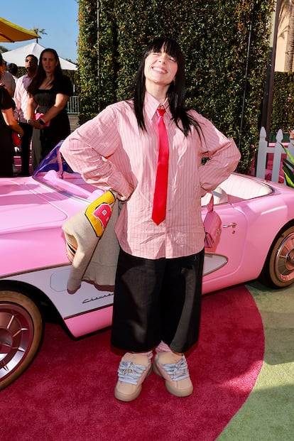 Otra que no parecía tener miedo a las altísimas temperaturas fue la cantante Billie Eilish, quien también forma parte de la banda sonora del filme. Fiel a Gucci, firma de la que es embajadora, y fiel también a una de sus vetas estilísticas, la que opta por prendas holgadas y elementos muy masculinos, apareció con una camisa gigante, unos pantalones baggy y unas botas de escalada debidamente customizadas.