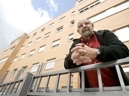 José Moreno, delante de la promoción de viviendas baratas que ha construido en Fuenlabrada.