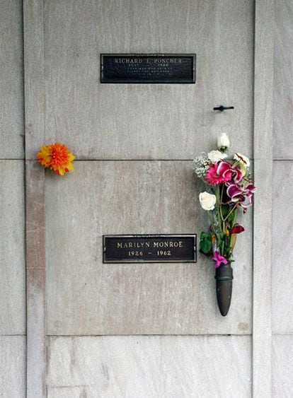 La tumba que se subasta encima de la cripta de Marilyn Monroe.