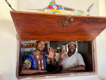 Dos trabajadores del Kilwa Beach Lodge dan la bienvenida a un grupo de turistas que acaban de llegar al hotel, situado en una antigua plantación de cocoteros junto a la playa de Masoko Pwani.