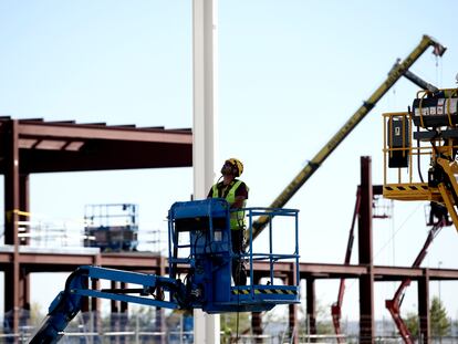 Operarios trabajan en una obra en la Comunidad de Madrid en septiembre de 2020.