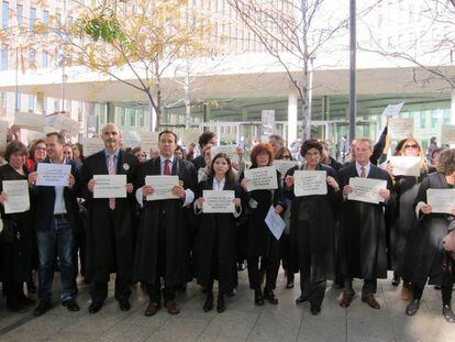 Letrados de la Administración de Justicia, este martes ante la Ciutat de la Justícia (Barcelona).