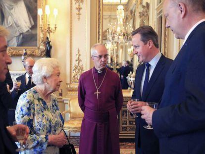 Cameron, en la recepción con la reina Isabel II, este martes.