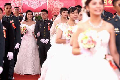 Las dos militares se han convertido en las primeras en casarse, con sus respectivas parejas, en una ceremonia oficiada por las fuerzas armadas de la isla, el único territorio de Asia en legalizar los matrimonios entre personas del mismo sexo.