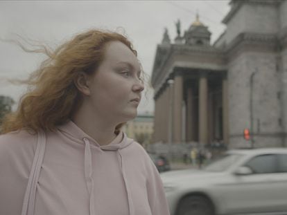 Natalia, que publica en TikTok información independiente sobre la guerra en Ucrania, en una imagen del documental 'Desde Rusia contra Putin'.
