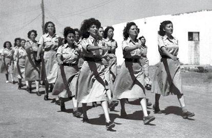 Mujeres judías se entrenan para unirse a las Fuerzas de Defensa de Israel (IDF) en una base militar israelí no identificada con motivo del conflicto de la Guerra de los Seis Días, el 1 de junio de 1967.