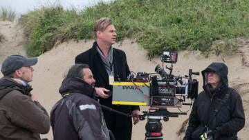 Christopher Nolan, con una cámara Imax en el rodaje de 'Dunkerque'.