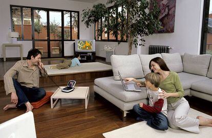 Una familia en el salón de su casa