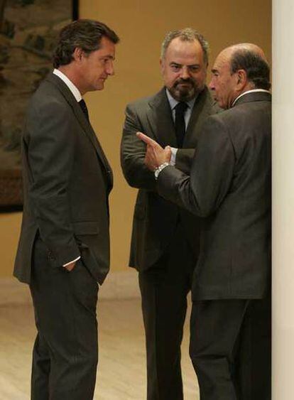 José Manuel Entrecanales, Ignacio Polanco y Emilio Botín conversan antes de la reunión con Zapatero y Lula en La Moncloa.