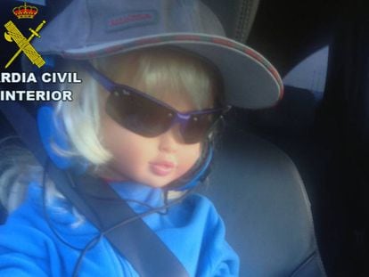 The doll posing as a child inside a vehicle caught in Madrid's A-6 carpool lane.