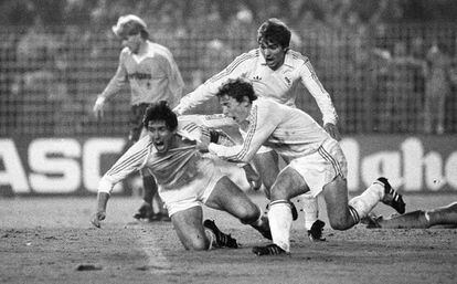 Santillana, Butragueño y Cholo celebran uno de los dos goles del primero en el Real Madrid, 4 - Borussia Mönchengladbach, 0, jugado el 11 de diciembre de 1985 en el Bernabéu, de vuelta de los octavos de la UEFA. El Madrid remontó el 5-1 de la ida en Alemania. / ALFREDO G. FRANCÉS